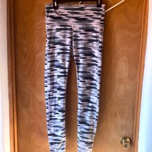 Gap fit grey patterned leggings size medium